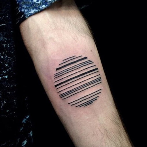 Linhas pretas de diferentes comprimentos e larguras de usar para compreender a forma de um círculo em que o portador do antebraço neste tatuagem.