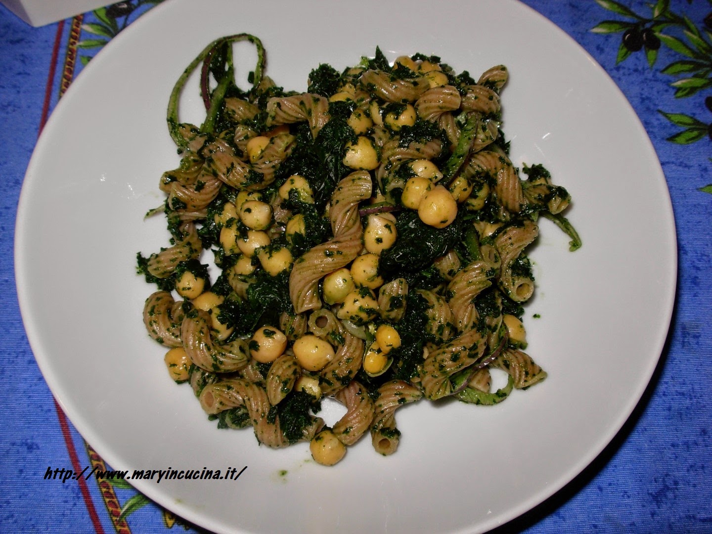 pasta con ceci e crema di cavolo nero