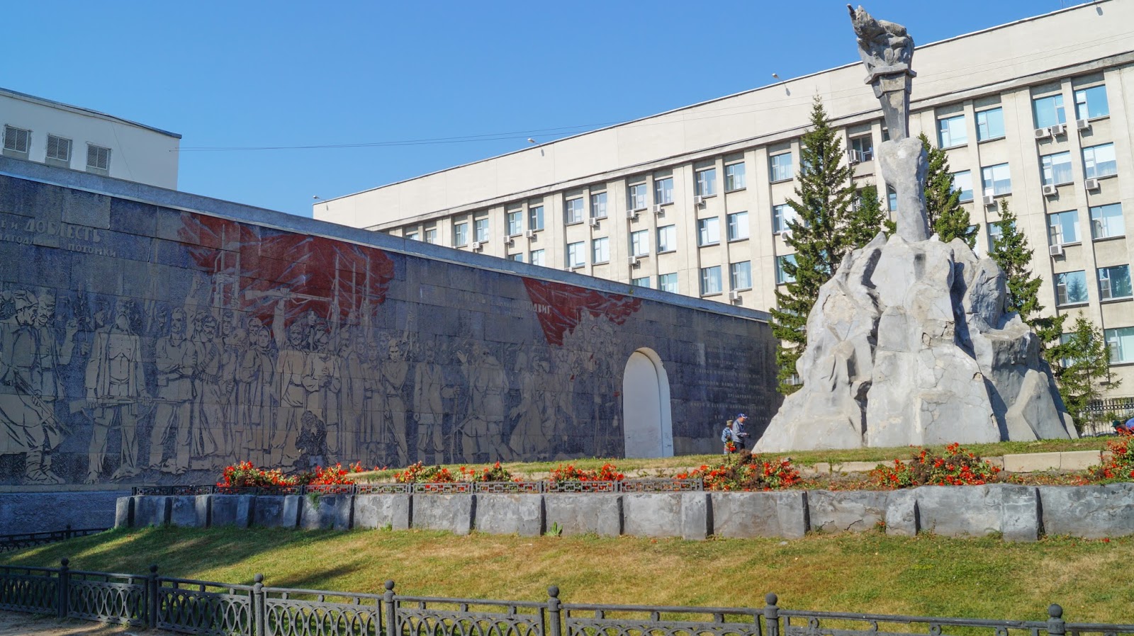 Сквер революции новосибирск. На этой улице расположен сквер героев революции. Сквер героев революции в новосибирске. Мемориальный сквер павших в годы гражданской войны. На этой улице расположен сквер героев революции.