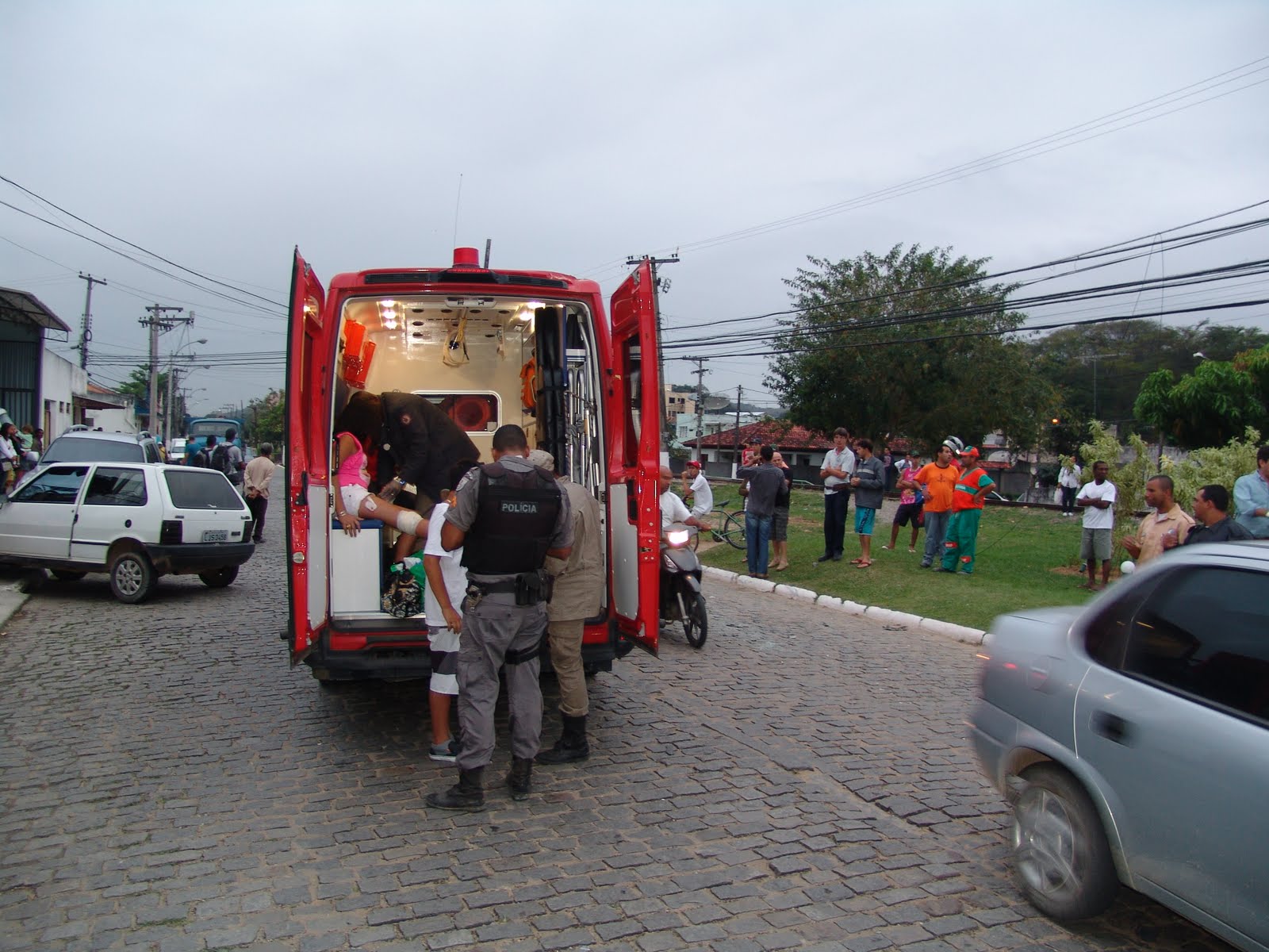 Jornalista Flávio Azevedo... Acidente em Rio Bonito deixa motociclista ferido
