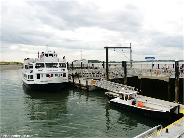 Ferry en el Puerto de Spectacle Island, Boston