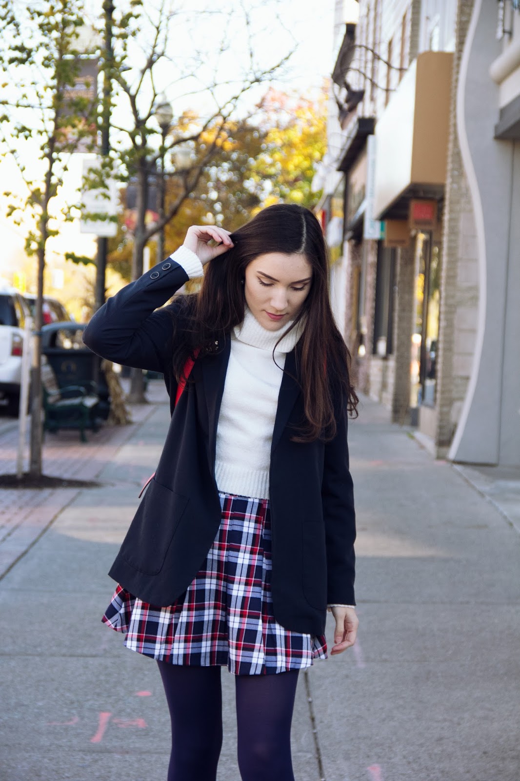 Casual Friday: plaid skit and red backpack | Carolina Pinglo