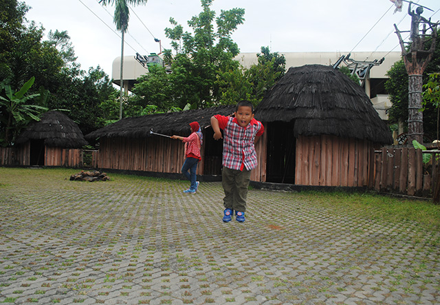 Rumah Adat Papua di Taman Mini Indonesia Indah