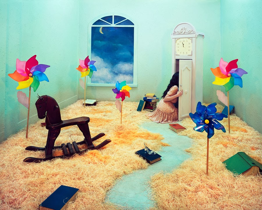 03-Childhood-South-Korean-Jee-Young-Lee-Surreal-Stage-of-Mind-www-designstack-co