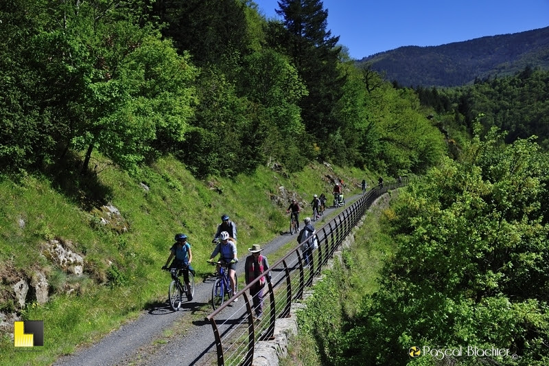 valerie et felicienne blachier doublaient par des cyclistes sur la dolce via photo Pascal Blachier