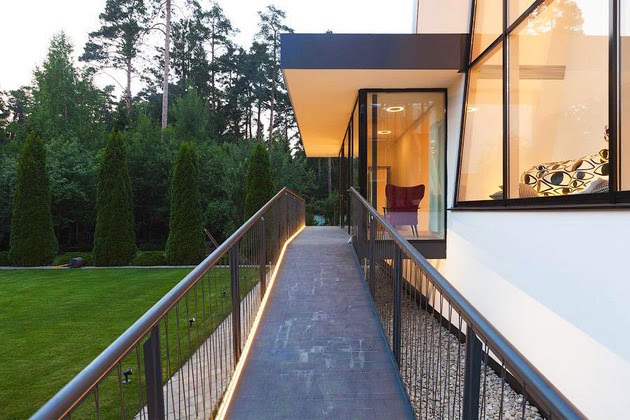 Desain Rumah Modern Dengan Lantai Atas Melengkung