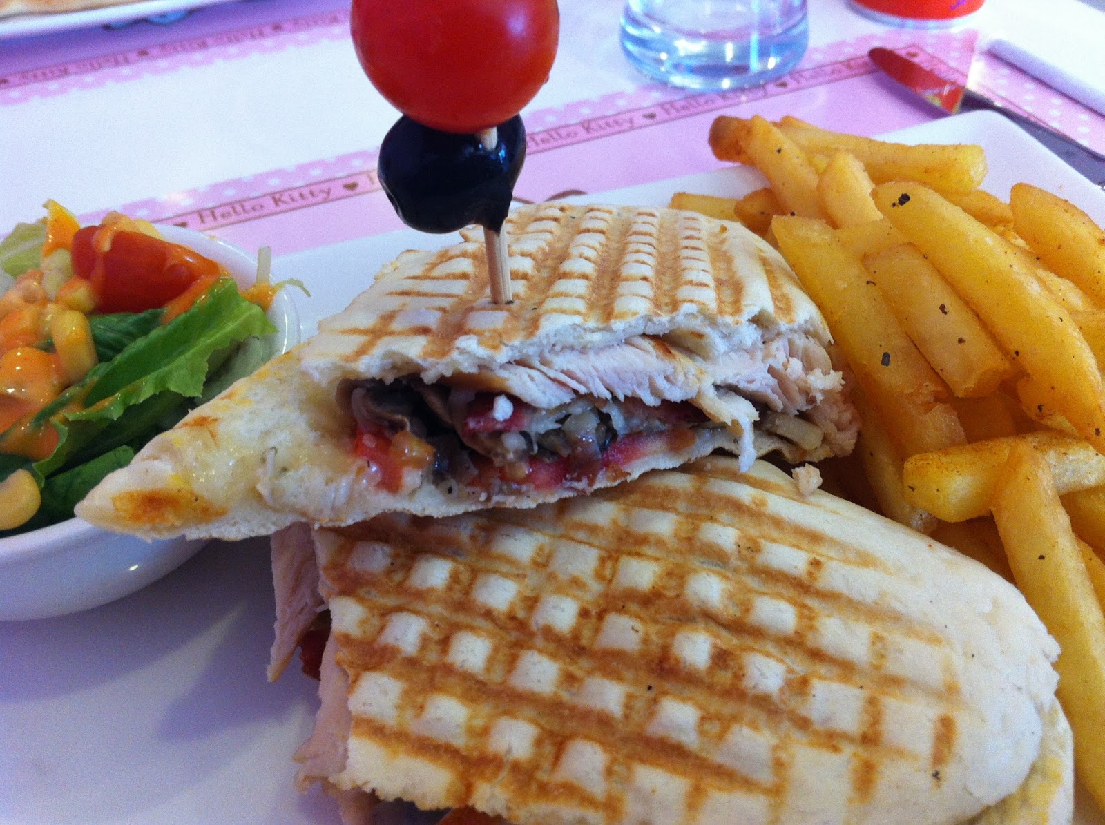 eating all the day ...: hello kitty cafe