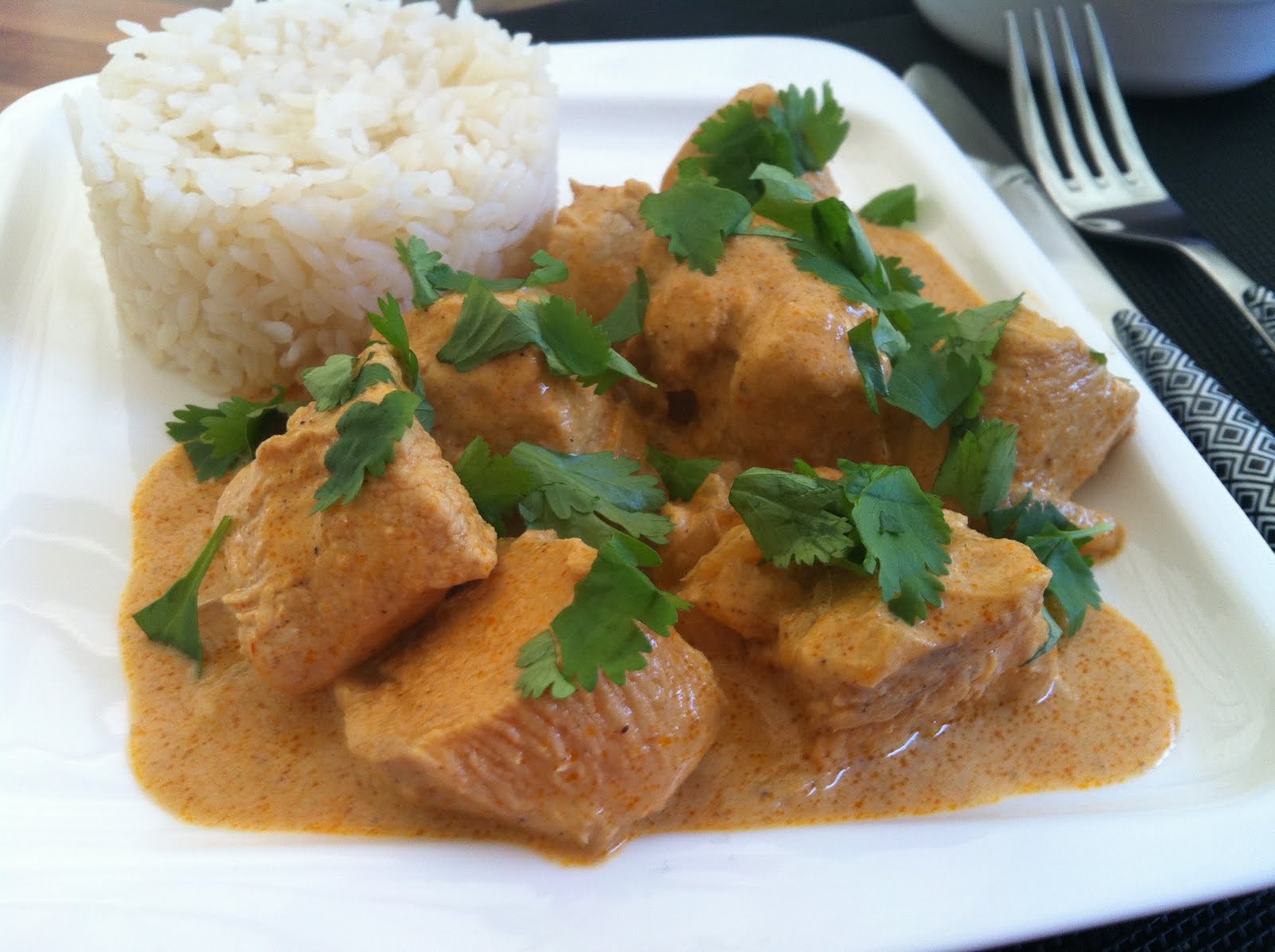 POULET TIKKA MASSALA ET DAL DE LENTILLES CORAIL