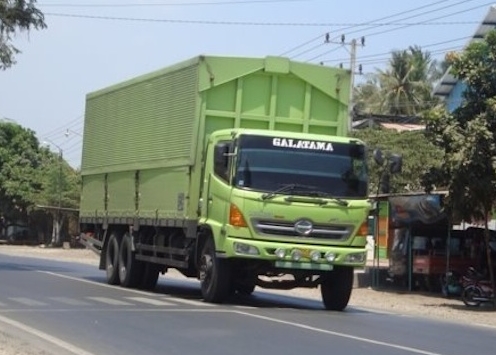 truk box besar-hijau depan
