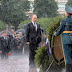 Έτσι κάνουν οι μεγάλοι ηγέτες: Ο Β.Πούτιν καταθέτει στεφάνι στους ήρωες ακίνητος υπό βροχή (βίντεο) !