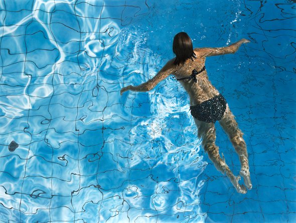 As incríveis pinturas hiper-realistas de Johannes Wessmark Johannes Wessmark arte pinturas hiper-realistas mulheres na água natureza carros