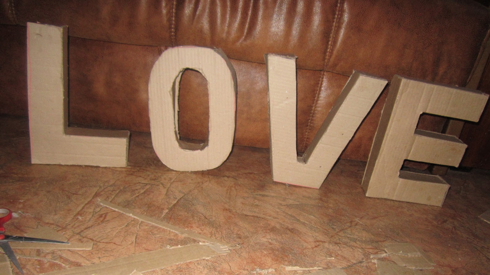 Буквы Love из картона