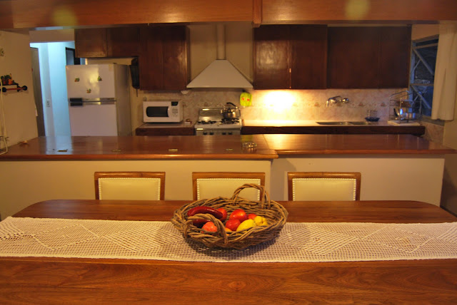 Cuesta Blanca: Living Cocina Comedor con hogar