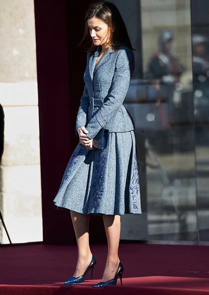 Queen Letizia wore Felipe Varela skirtsuit, and Lodi verolo Pumps and carried Magrit clutch bag. Queen Letizia will hold a gala dinner at Royal Palace