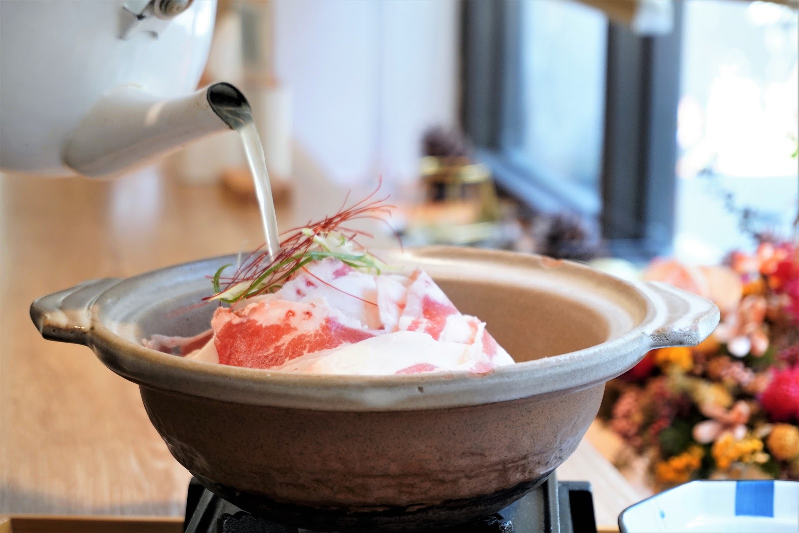 淋上高湯的鮮燙玫瑰牛肉翡翠麵