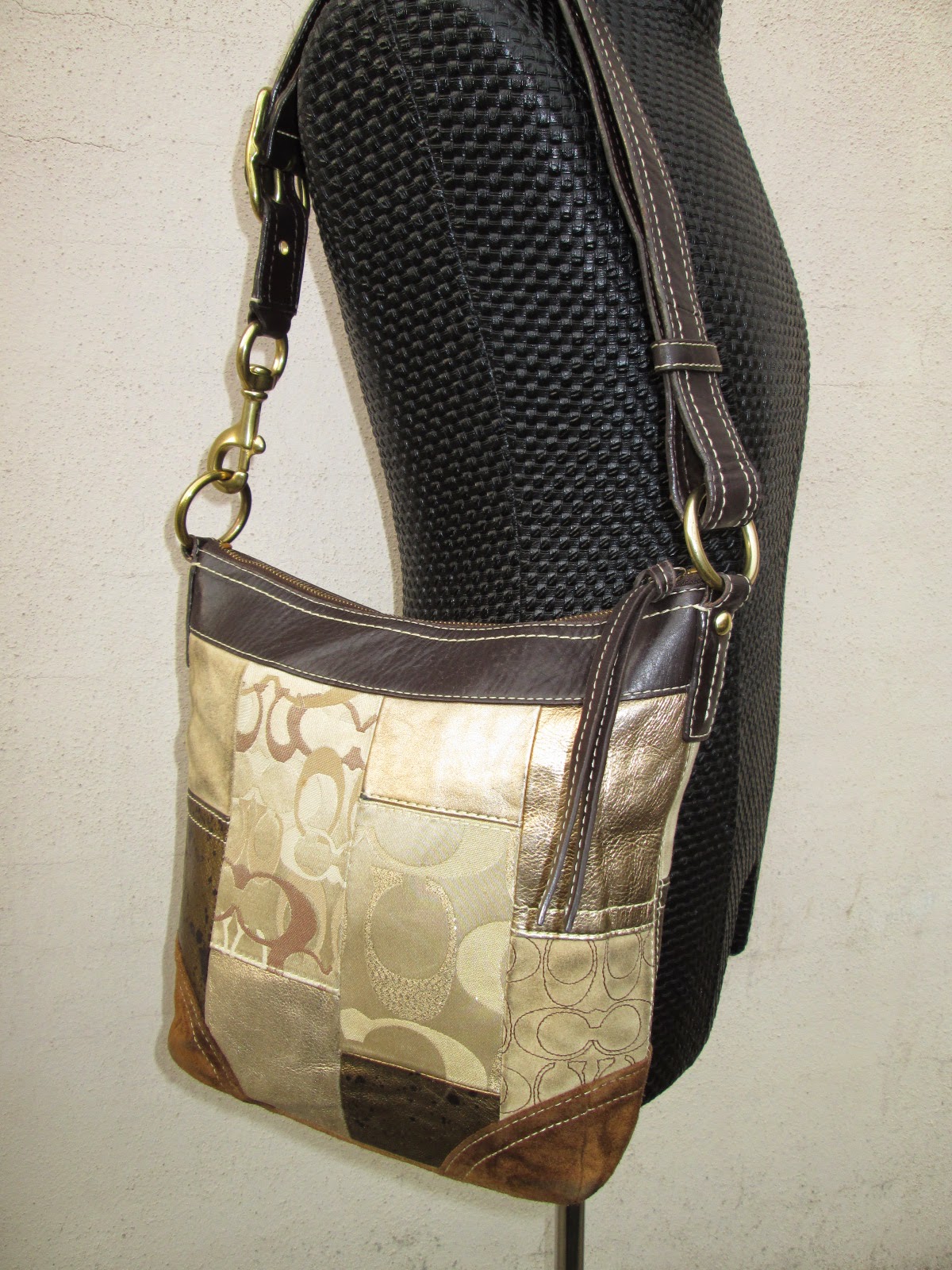 d0rayakEEbaG: Authentic Coach Gold Patchwork Shoulder/Sling Bag(SOLD)
