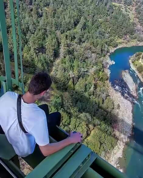 Woman Survives After Falling Off Californias Tallest Bridge While Trying To Take A Selfie 