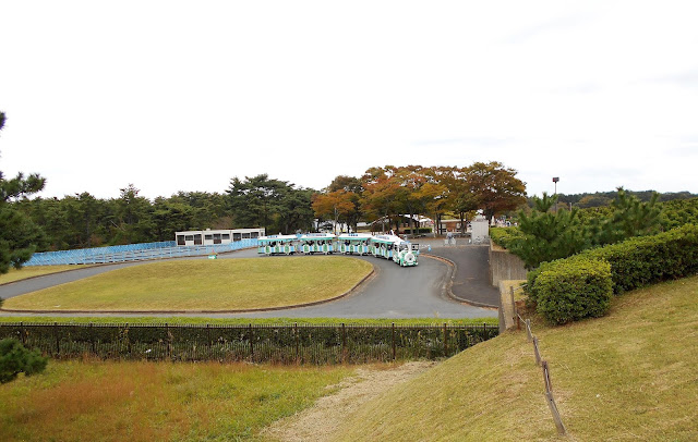 公園内を走る各停列車(電気自動車) 公園内を走る各停列車(電気自動車)