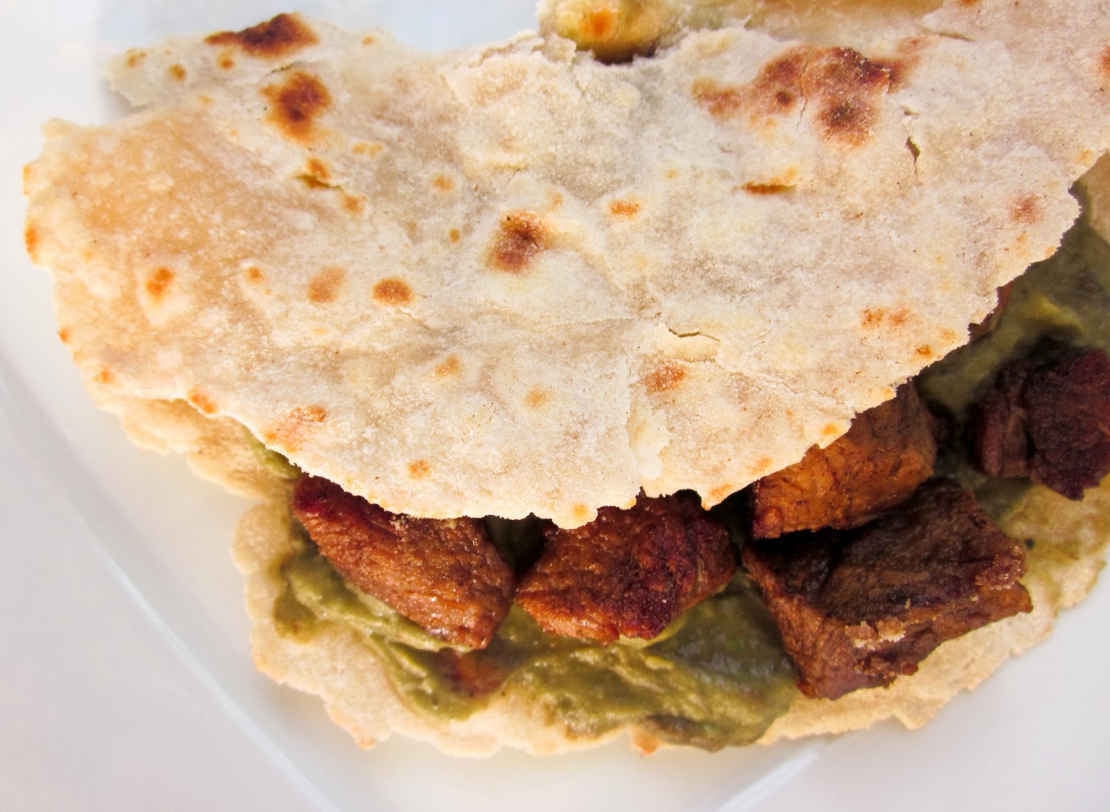 Tortilla z guacamole i cynamonową wieprzowiną