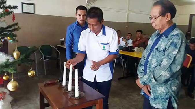 Parkindo Maluku Gelar Acara Berbagi Kasih Ambon, Malukupost.com - Dewan Pimpinan Daerah (DPD) Partisipasi Kristen Indonesia (Parkindo) Maluku menggelar acara berbagi kasih dengan sejumlah elemen masyarakat di kota Ambon, Jumat (30/12), untuk mensyukuri perayaan Natal 2016. Ketua Panitia perayaan Natal DPD Parkindo Maluku, Stev Palyama mengatakan, berbagi kasih berupa pembagian 1.000 dos makanan yang kepada tukang becak, penyapu jalan, tukang ojek, dan pemulung.