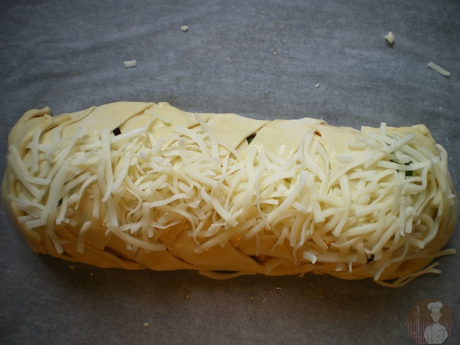 Stromboli fácil de pollo asado y mozzarella, preparado para hornear