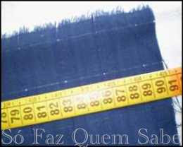 Medindo e cortando o tecido para fazer uma almofada bordada em ponto capitonê ou favinho.