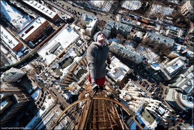 26-year-old Kiev ekstremal Paul, hiding under the pseudonym Mustang Wanted, recently became the star of the global Internet. He calls himself a tracer, and his hobby – Freerunning – the art of movement and overcoming obstacles in difficult urban terrain.