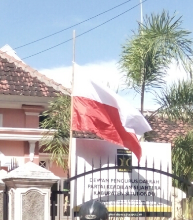 Foto Bendera Merah Putih Terbalik Pasang Bendera Merah Putih Terbalik, PKS Meminta Maaf