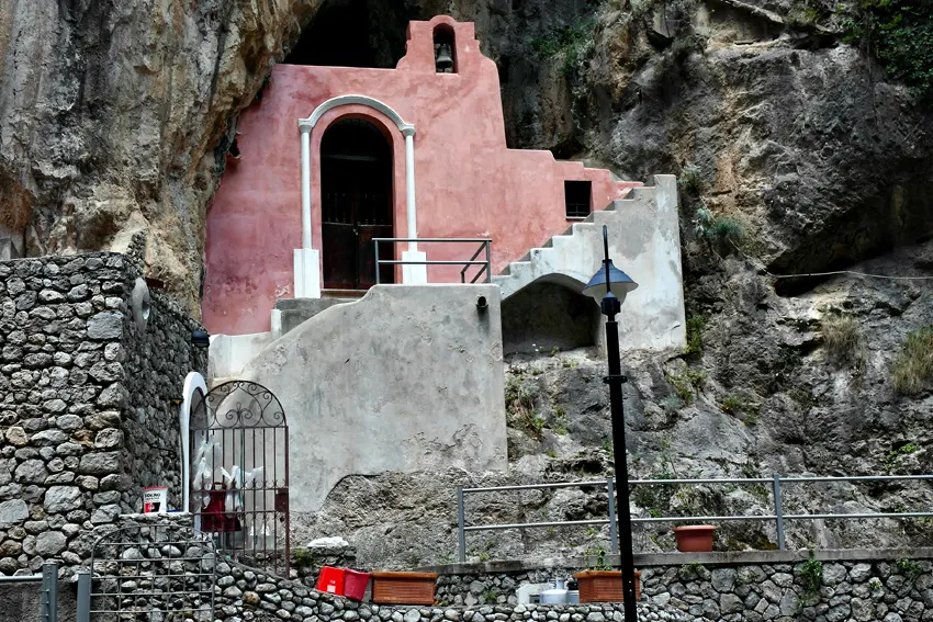Furore znajduje się nad wybrzeżem Amalfi między miejscowościami Praiano i Conca dei Marini.