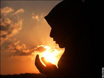 http://4.bp.blogspot.com/-1hprP6LEeHk/T5oLQr_pW3I/AAAAAAAAAUM/_NYSeNWLjPg/s320/muslimah-doa_11.jpg