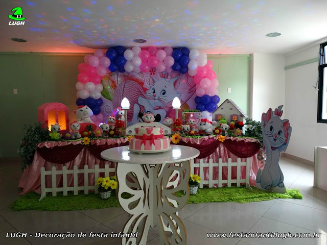 Tema Gata Marie - Decoração tradicional luxo Decoração festa infantil Gata Marie em mesa decorada tradicional forrada com toalhas de tecido em cetim