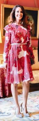 Robe Gimabattista Valli / escarpins Jimmy Choo / minaudière Bottega Veneta