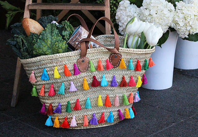 capazo decorado con madejas de hilo