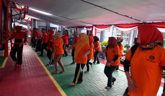 Ikut Pecahkan Rekor MURI, Kalapas dan Napi Senam Poco-Poco Bersama