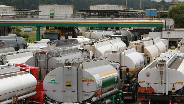 Resultado de imagem para Petrobras já aceita discutir reajuste diário dos preços dos combustÃveis