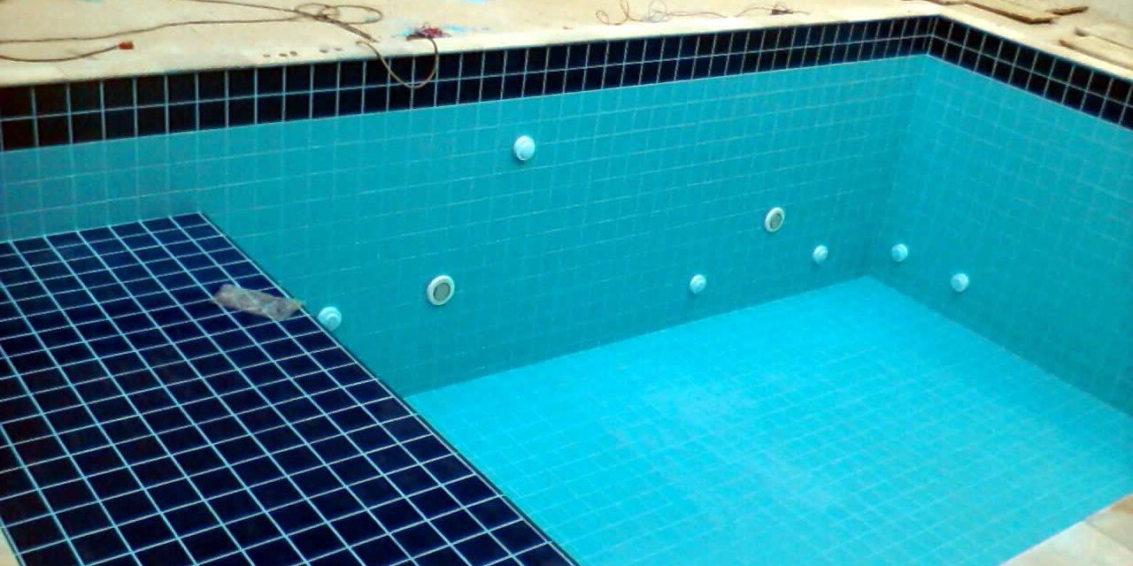 Pai e avó se distraem e bebê morre afogado em piscina Pai e avó se distraem e bebê morre afogado em piscina