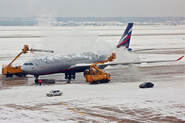 640px-Aeroflot_Airbus_A330-200_de-icing_Pereslavtsev.jpg