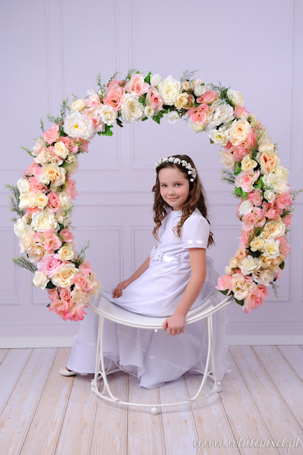 Sesja komunijna z pięknym kwiecistym kołem Fotografia komunijna w studio w Lublinie