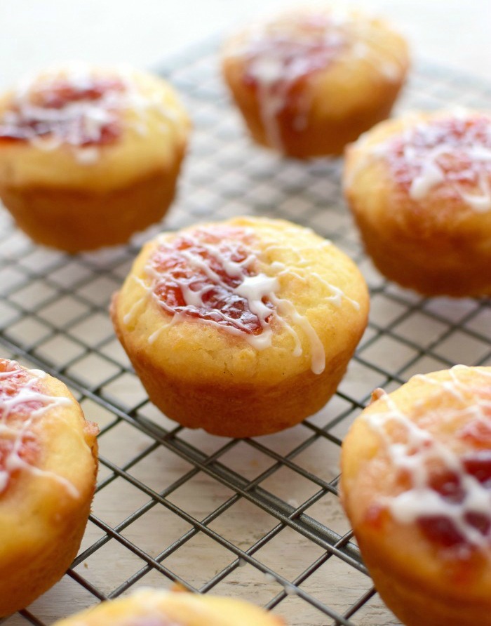 Receta de muffins hechos con harina de maiz, puede agregar mermelada en el tope antes de llevarlos a hornear