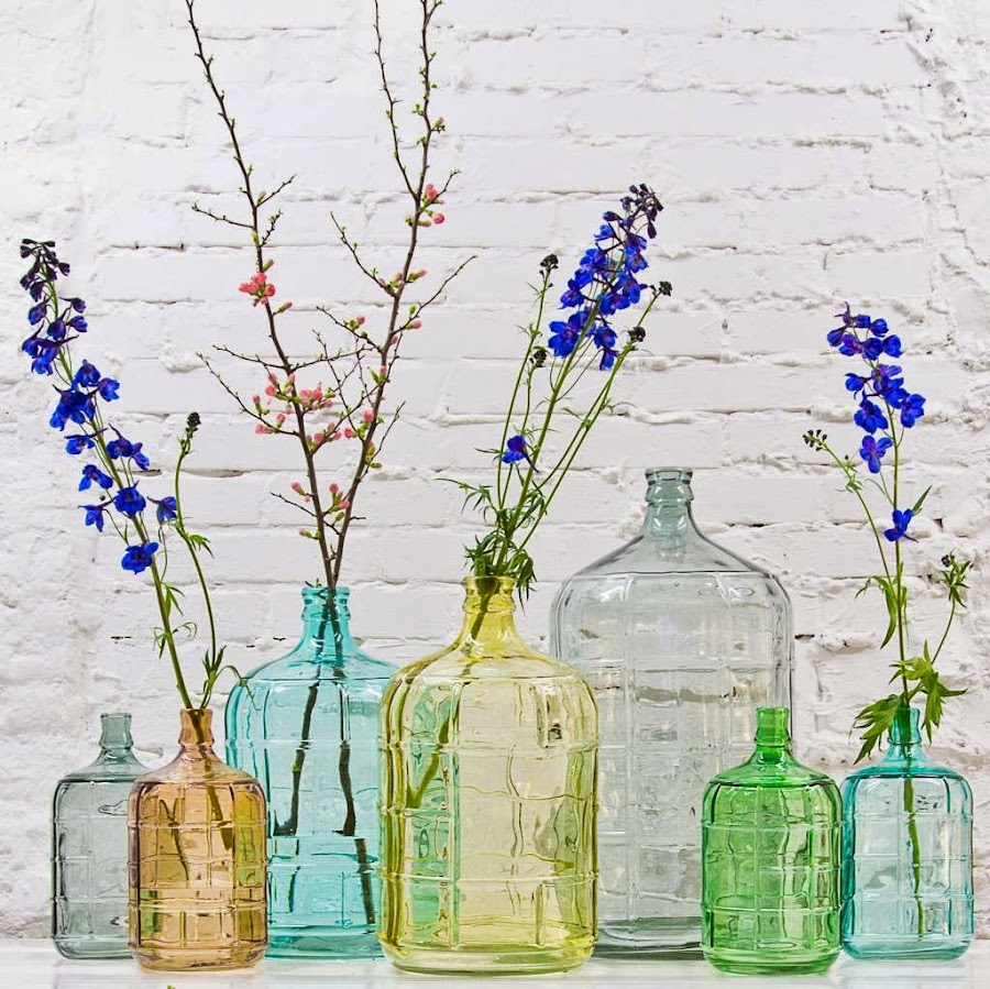 Garrafas de cristal como jarrones decorativos para el hogar