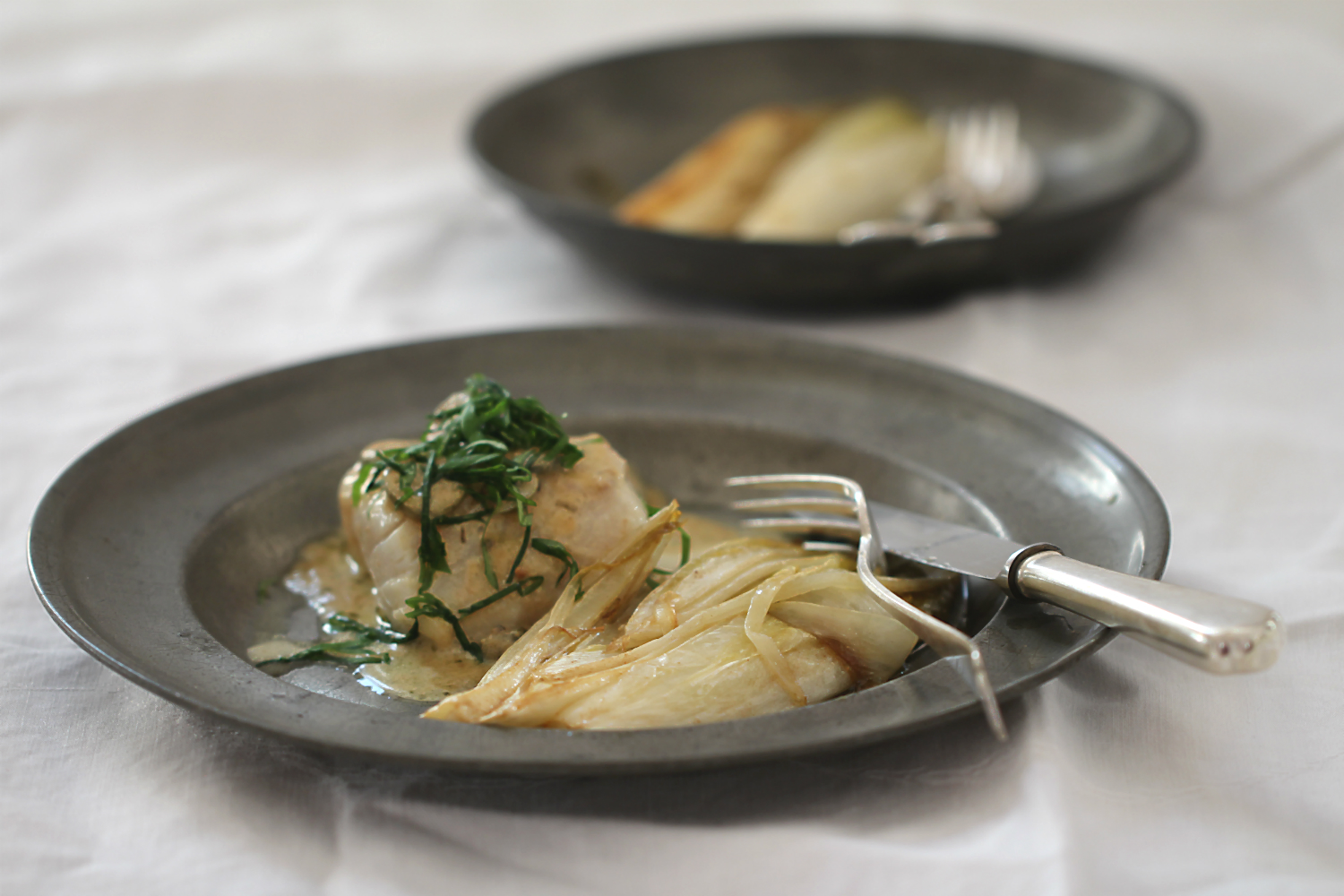 Don't call me Skrei. I'm just a Winterkabeljau mit Wacholder-Gin-Kapern-Estragon-Senf-Sauce und karamellisiertem Chicorée | Arthurs Tochter kocht. von Astrid Paul Don't call me Skrei. I'm just a Winterkabeljau mit Wacholder-Gin-Kapern-Estragon-Senf-Sauce und karamellisiertem Chicorée | Arthurs Tochter kocht. von Astrid Paul