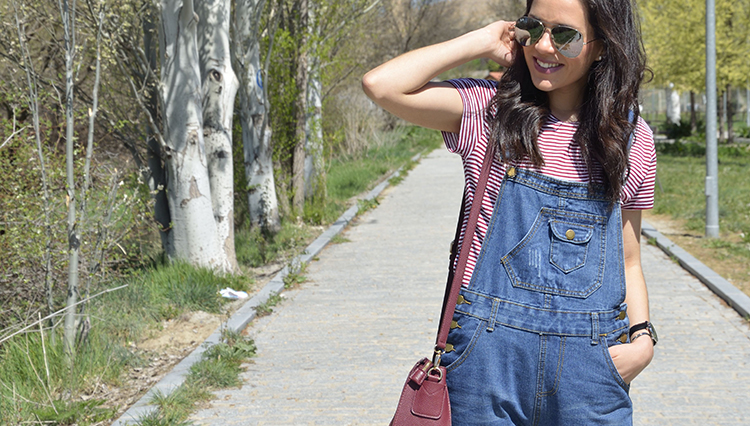 peto-vaquero-denim-dungarees-look-outfit-casual-converse-all-star-trends-gallery-sneakers
