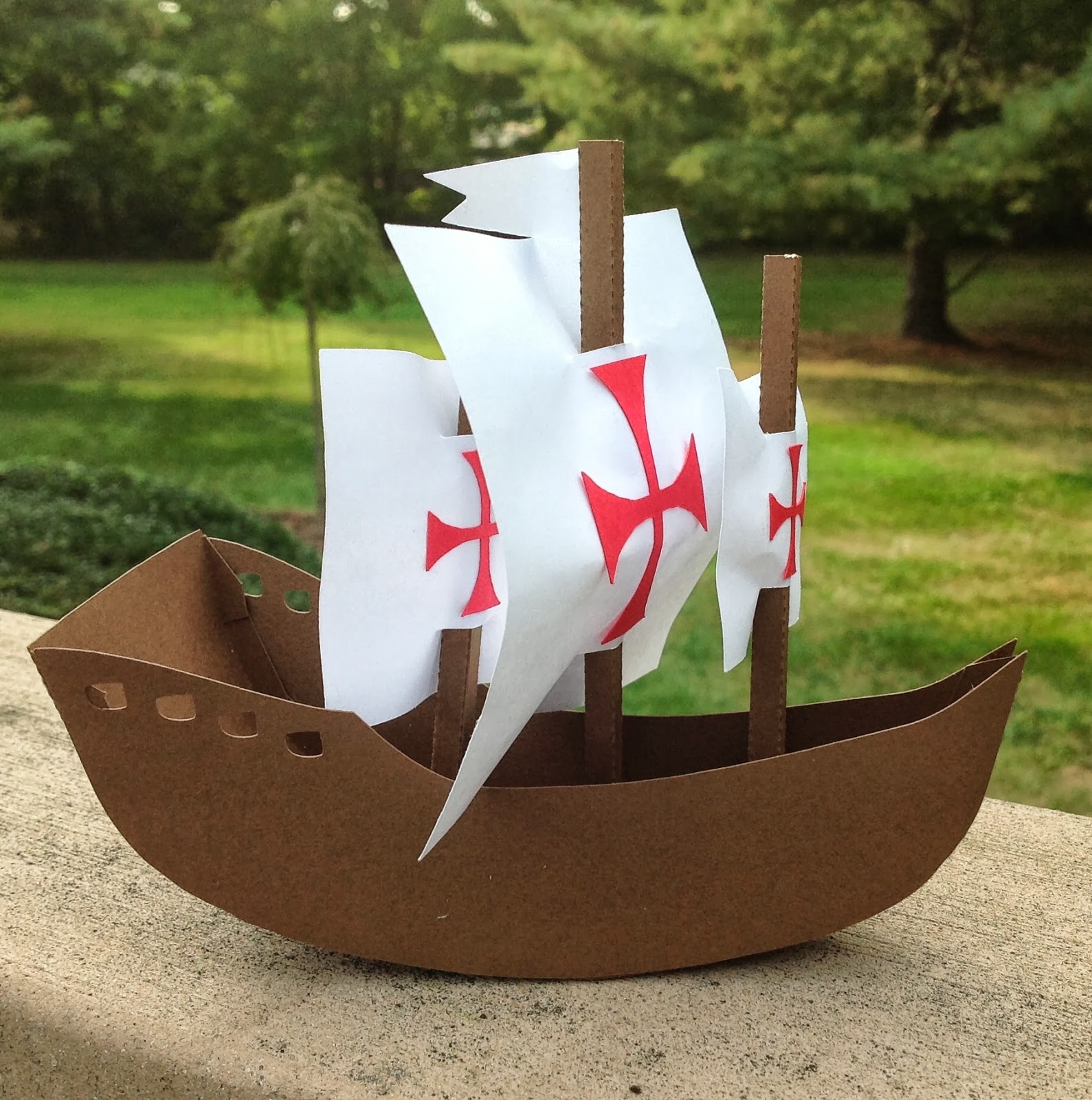 Как делаются кораблики. Кораблик Трехмачтовый из бумаги. Кораблик парусник из бумаги. Оригами кораблик парусник. Корабль с парусами из бумаги.