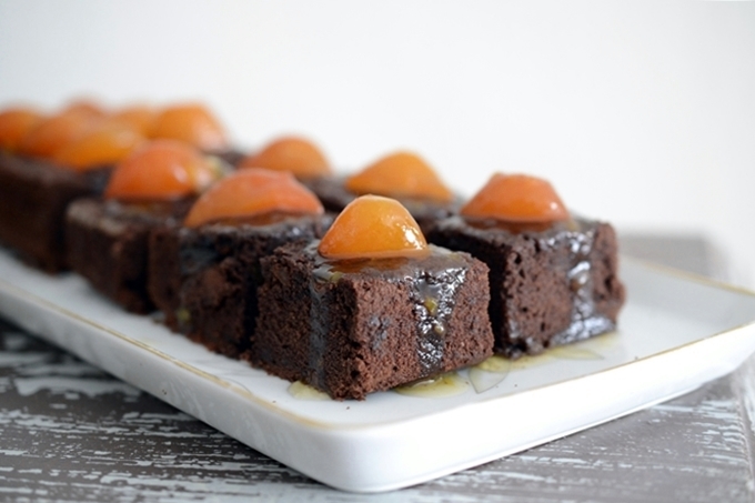 Brownie de chocolate con kumquats confitados