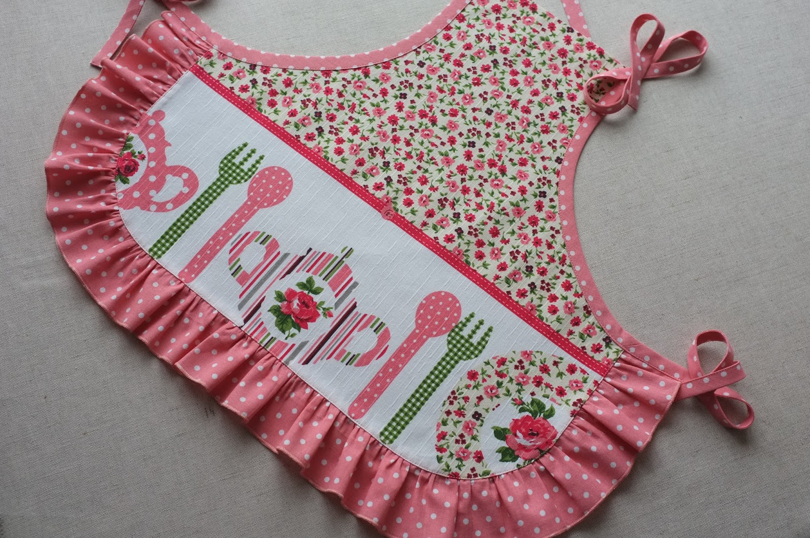 сшить детский фартук для кухни. фартук для детей. передник для девочки. фартук детский. сшить детский фартук для кухни.