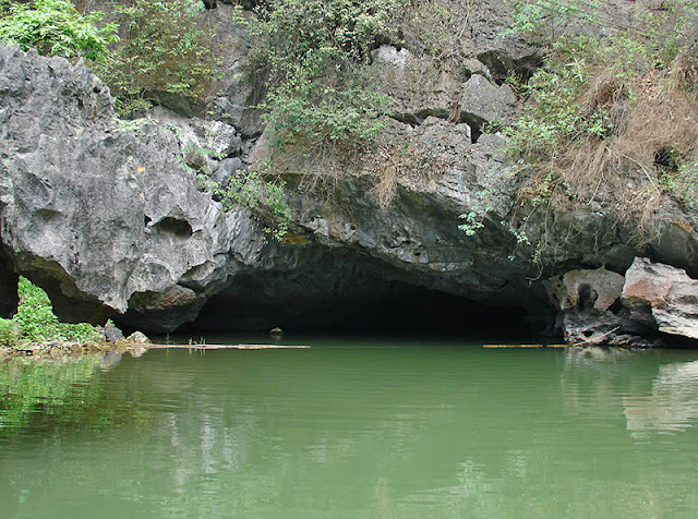 Rivière souterraine à Trang An