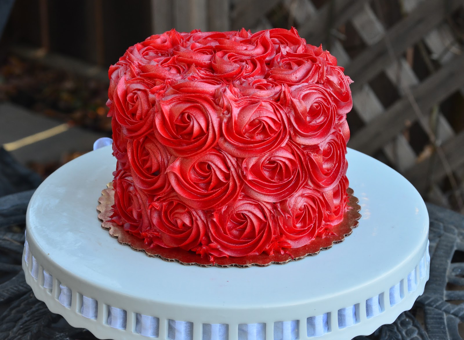 Traylor Made Treats: Buttercream Rose cake