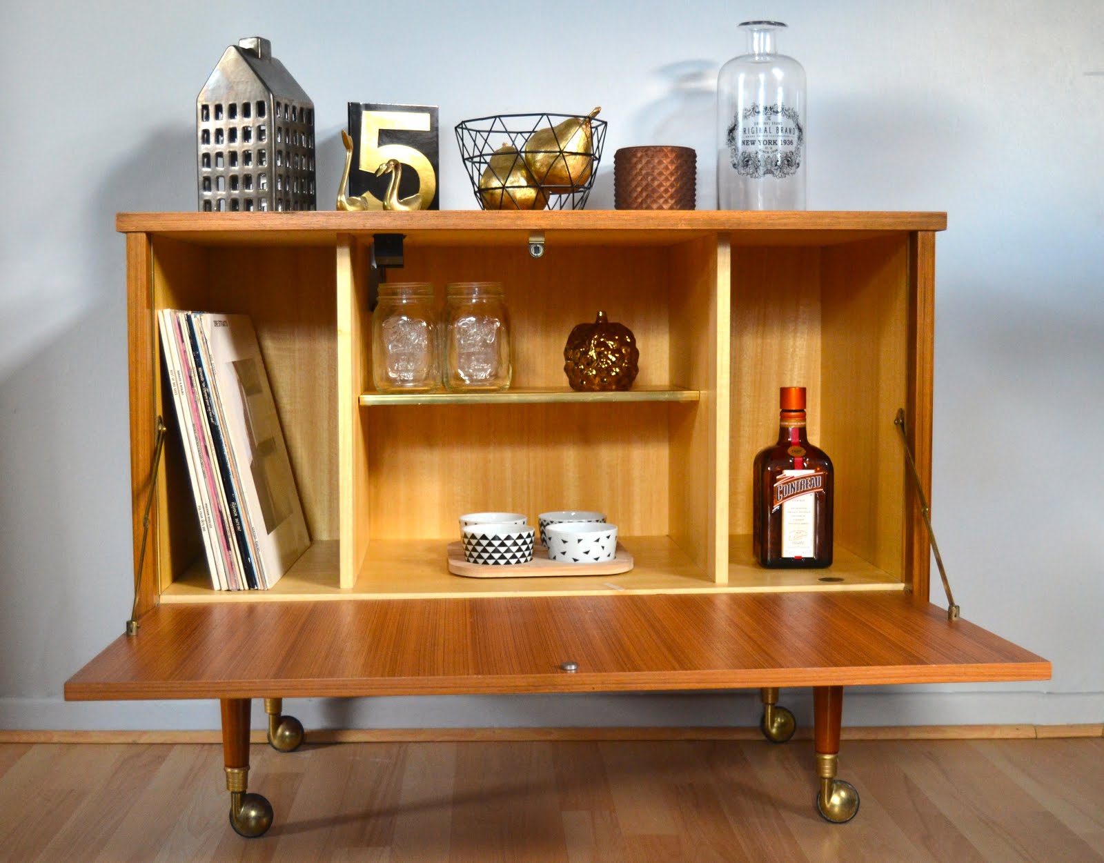 Vintage Lifestyle Concept Store MINI BAR , RANGE DISQUES
