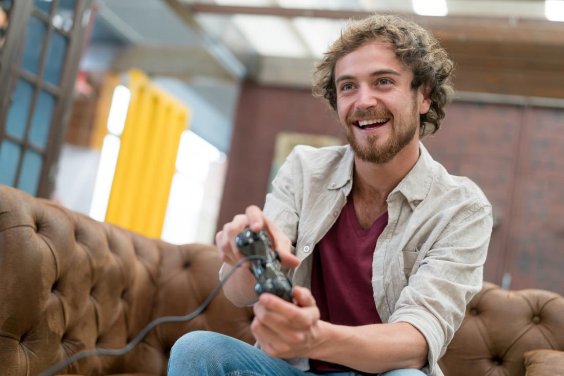 Pessoas modernas se divertindo jogando videogames, usando console
