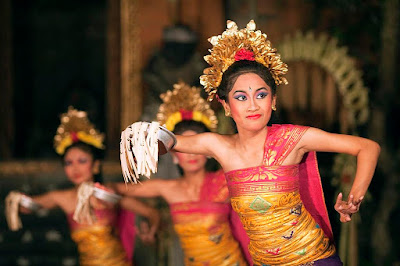 Contoh seni rupa terapan pakaian adat Contoh seni rupa terapan pakaian adat